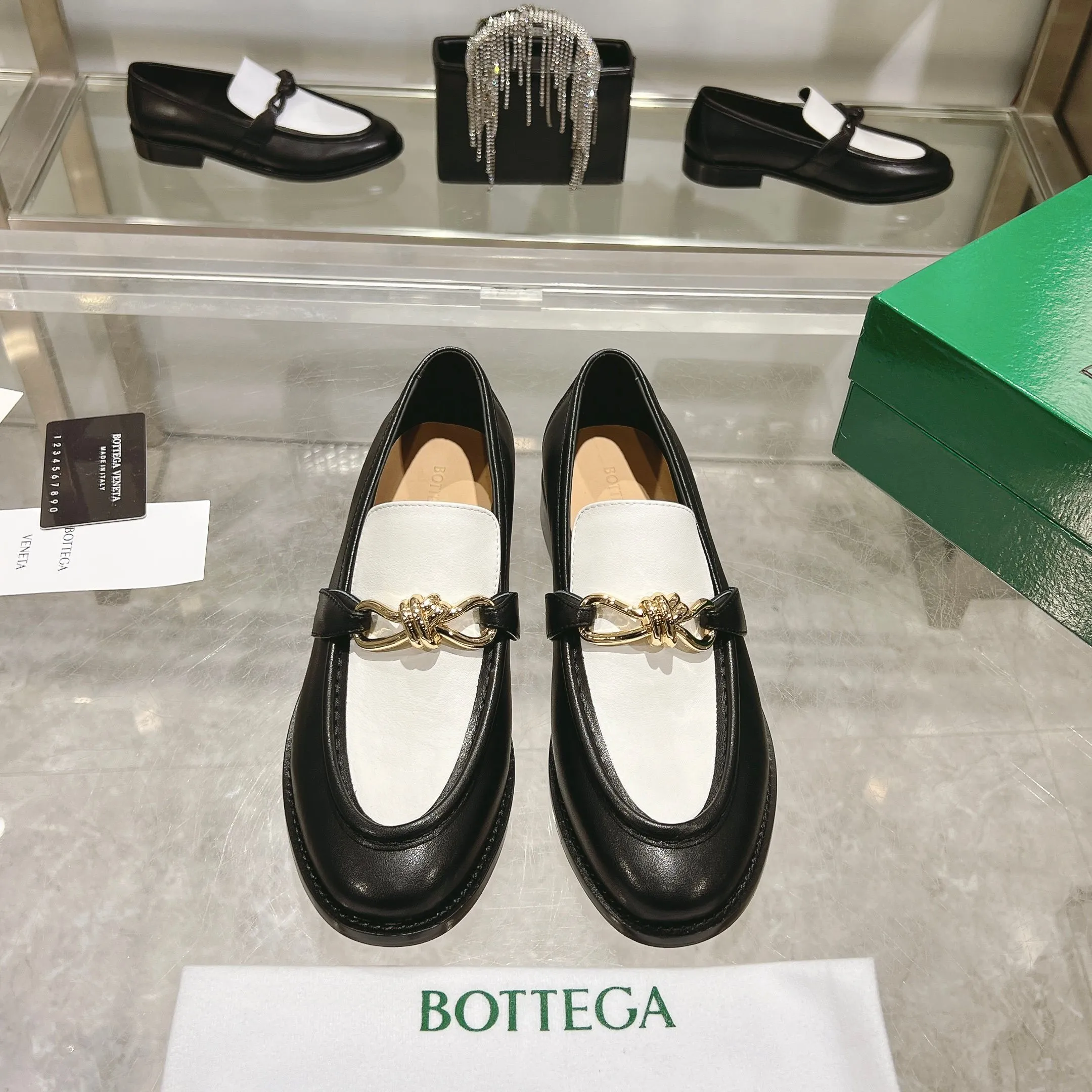 [BV] Top P: 820💰 Couple size: female 35-39 (female 40 custom-made) male 39-44 (38.45 non-refundable) Bottega Veneta 2025 counter synchronization style! Small round toe loafers! Imported leather outsole! High-grade cashmere! Solid color Niuli! Original board developed leather buckle